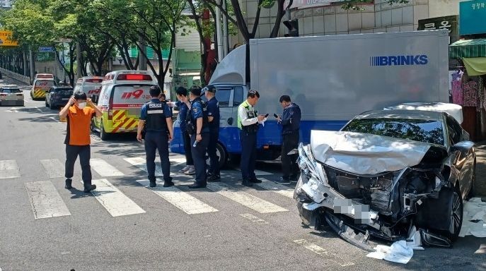 [울산=뉴시스] 박수지 기자 = 12일 오전 울산시 남구 신정동 동서오거리 인근에서 4중 추돌이 발생해 경찰이 사고를 수습하고 있다.(사진=울산소방본부 제공) 2025.05.12.