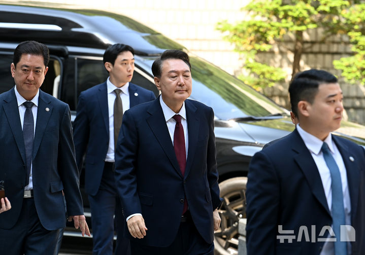 [서울=뉴시스] 사진공동취재단 = 윤석열 전 대통령이 12일 오전 서울 서초구 중앙지방법원에서 열린 내란 우두머리 혐의,<a href=