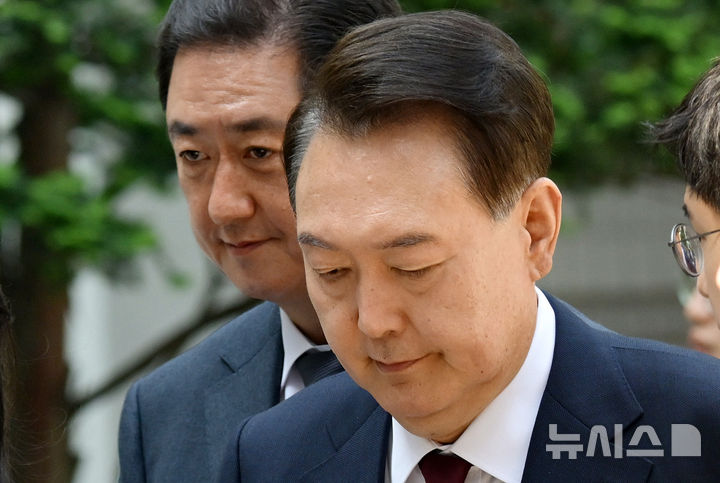[서울=뉴시스] 사진공동취재단 = 내란 우두머리 혐의로 재판에 넘겨진 윤석열 전 대통령이 12일 오전 서울 서초구 서울중앙지법에서 열린 세 번째 공판에 출석하고 있다.2025.05.12.photo@newsis.c