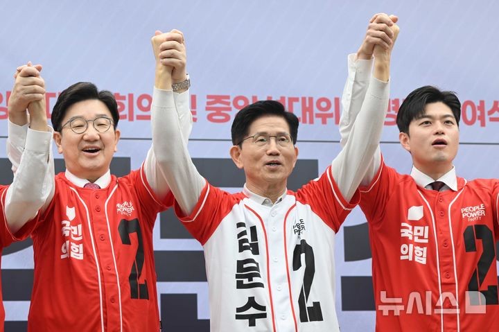 [서울=뉴시스] 조성봉 기자 =김문수 국민의힘 대선 후보와 공동선거대책위원장들이 12일 오전 서울 여의도 국민의힘 중앙당사에서 열린 '중앙선대위 회의 및 중앙선대위 임명장 수여식'에서 기념촬영을 하고 있다.왼쪽부터 