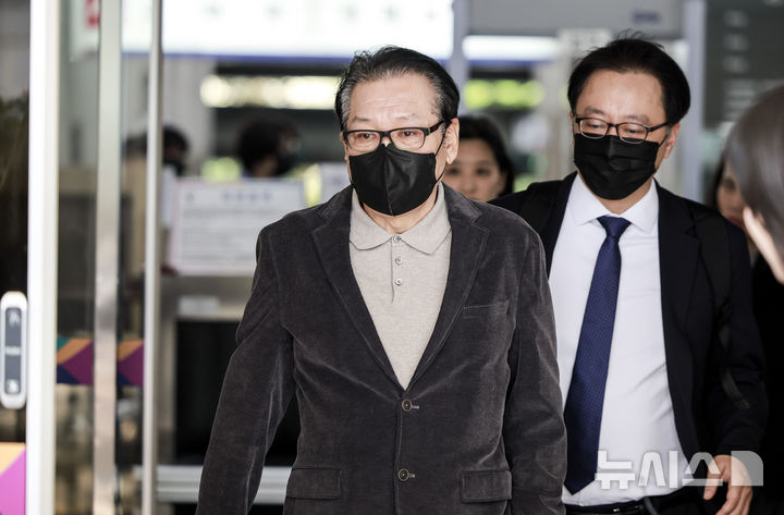 [서울=뉴시스] 정병혁 기자 = 2018년 전국동시지방선거 당시 공천을 대가로 불법 정치자금을 수수한 혐의와 함께 윤석열 전 대통령 부부와의 친분을 과시하며 각종 이권에 개입한 의혹을 받는 무속인 '건진법사' 전성배