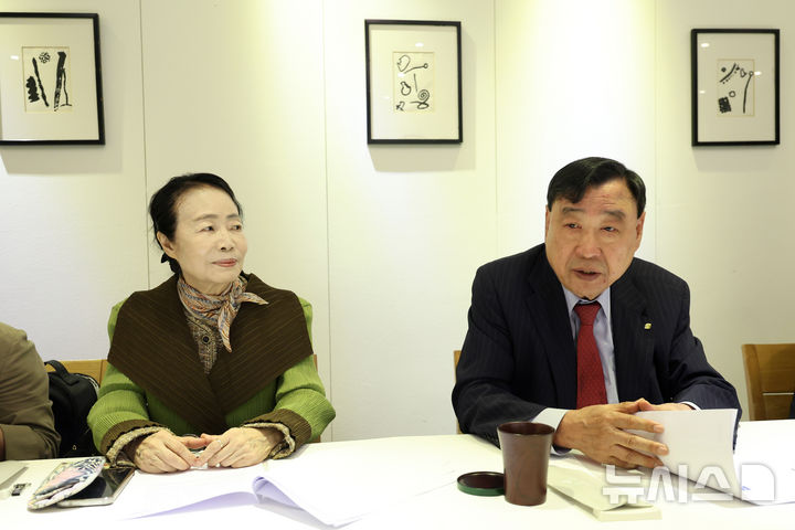 [서울=뉴시스] 박진희 기자 = 이희범(부영그룹 회장,오른쪽) 조형아트서울 조직위원장과 손성례 창작화랑 대표가 12일 서울 중구 한 식당에서 '제10회 조형아트서울(PLAS)' 기자간담회를 하고 있다.이번 조형아
