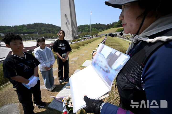 [광주=뉴시스] 김혜인 기자 = 광주 5·18민주화운동 45주년 엿새를 앞둔 12일 오전 광주 북구 국립 5·18민주묘지에서 학생들이 한강 작가의 '소년이 온다' 책 주인공 '동호' 실존 인물인 문재학 열사의 묘지를