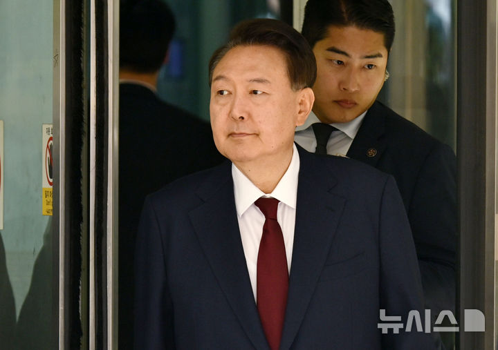 [서울=뉴시스] 사진공동취재단 = 12·3 비상계엄 사태와 관련해 내란 우두머리 혐의 등으로 기소된 윤석열 전 대통령이 12일 서울 서초구 서울중앙지방법원에서 열린 3차 공판에서 오전 공판을 마치고 법원을 나서고 있