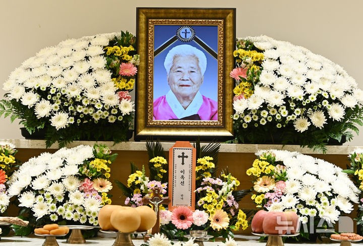 '<b>일본군 위안부 피해자</b>' <b>이옥선 할머니</b> 별세… 조문객 발길 이어져 [뉴...