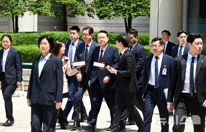 [서울=뉴시스] 사진공동취재단 = 12·3 비상계엄 사태와 관련해 내란 우두머리 혐의 등으로 기소된 윤석열 전 대통령이 12일 서울 서초구 서울중앙지방법원에서 열린 3차 공판에서 오전 공판을 마치고 법원을 나서고 있