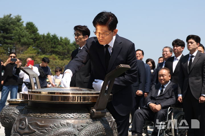 [대전=뉴시스] 고승민 기자 = 김문수 국민의힘 대선 후보가 12일 대전 유성구 국립대전현충원 현충탑에서 분향을 하고 있다. 2025.05.12. kkssmm99@newsis.com