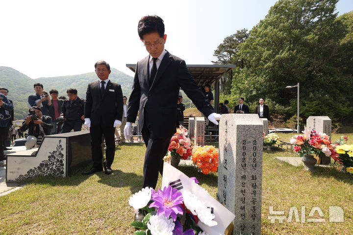 [대전=뉴시스] 고승민 기자 = 김문수 국민의힘 대선 후보가 12일 대전 유성구 국립대전현충원 제2연평해전 전사자 묘역에서 참배를 하고 있다.  2025.05.12. kkssmm99@newsis.com