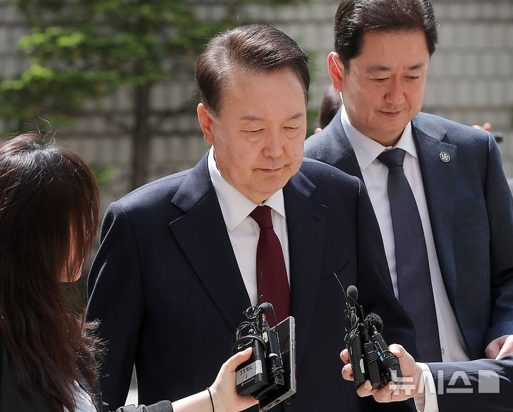 [서울=뉴시스] 사진공동취재단 = 내란 우두머리 혐의로 기소된 윤석열 전 대통령이 12일 서울 서초구 중앙지법에서 오후부터 재개되는 공판에 출석하고 있다.2025.05.12.