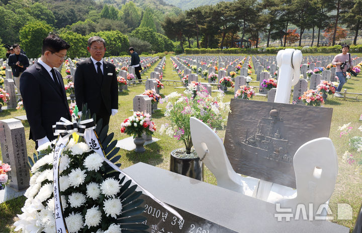 [대전=뉴시스] 고승민 기자 = 김문수 국민의힘 대선 후보가 12일 대전 유성구 국립대전현충원에서 천안함 46용사 묘역을 참배하고 있다. 2025.05.12. kkssmm99@newsis.com