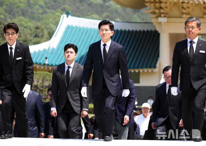 [대전=뉴시스] 고승민 기자 = 김문수 국민의힘 대선 후보가 12일 대전 유성구 국립대전현충원을 찾아 현충탑으로 향하고 있다.2025.05.12.