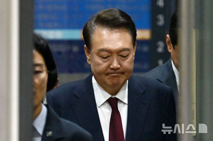 [서울=뉴시스] 사진공동취재단 = 윤석열 전 대통령이 12일 서울 서초구 서울중앙지방법원에서 열린 '내란 우두머리 혐의' 3차 공판을 마치고 귀가하고 있다.2025.05.12.