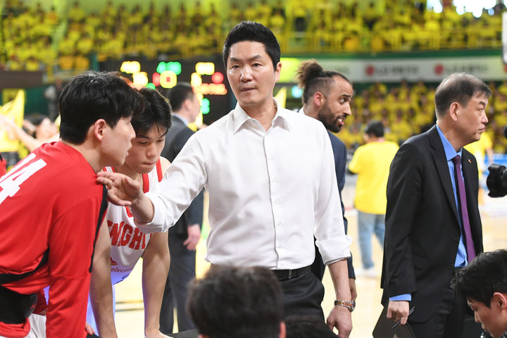 '<b>2연승</b> 도전' <b>전희철</b> SK <b>감독</b> "잃을 게 없다…쫓기는 건 LG"