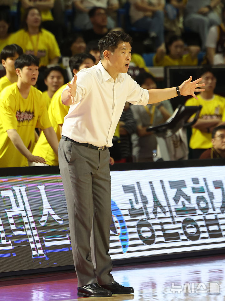작전 지시하는 LG <b>조상현 감독</b>