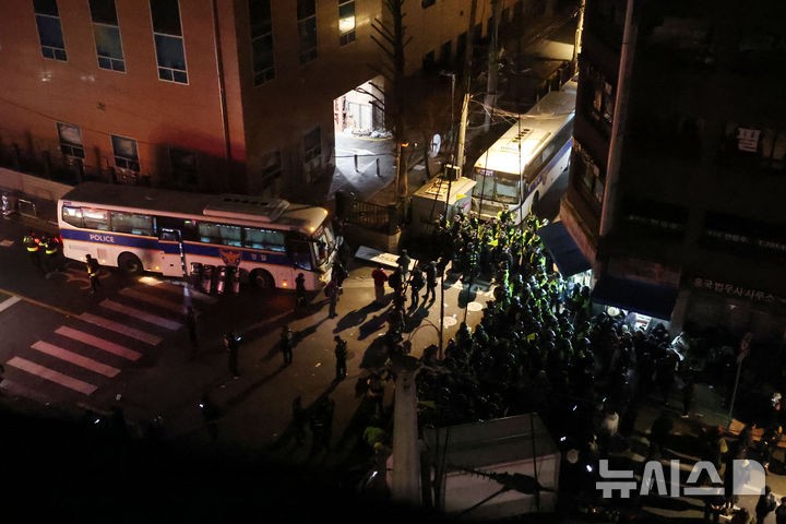'<b>서부지법 난동</b>' 첫 선고 2명 <b>실형</b>…法 "영장 발부를 정치 음모로 규정...
