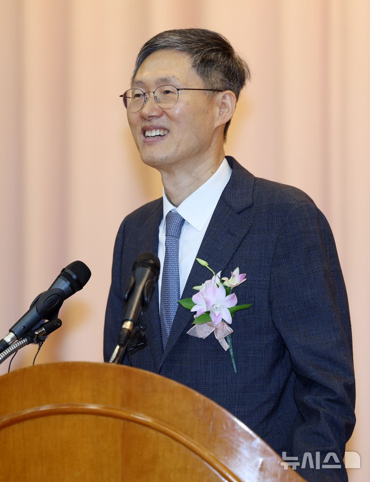 <b>문형배</b> 전 헌재소장, <b>서울시립대 로스쿨</b> 강단 서나…"내부 논의"