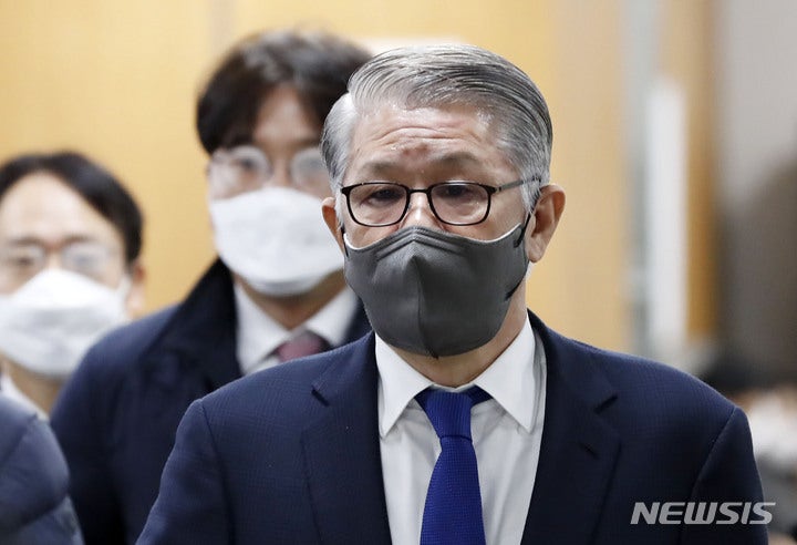 '2235억 횡령·<b>배임</b>' SK <b>최신원</b> <b>징역</b> 2년 6개월 확정
