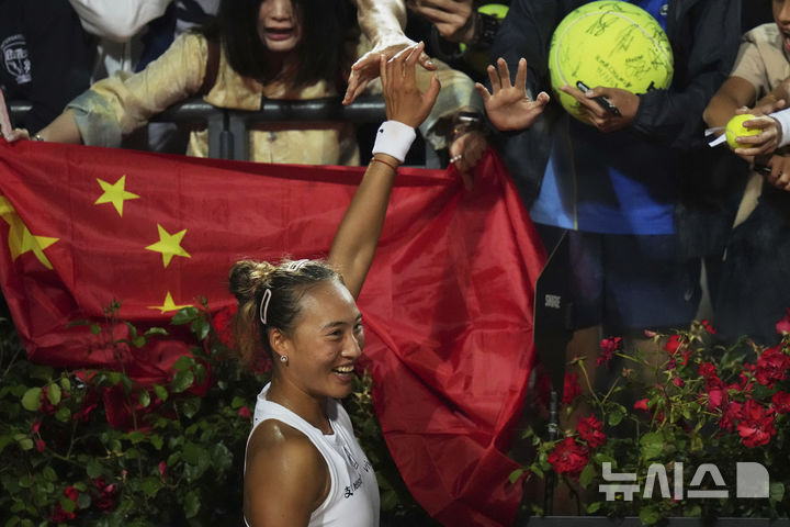 <b>사발렌카</b> 꺾고 팬들과 기쁨 나누는 <b>정친원</b>