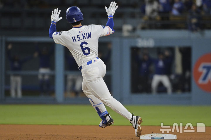 <b>김혜성</b>, <b>빅리그</b> 첫 <b>홈런</b>…MLB닷컴 "좋은 실력·인성 갖춘 선수(종합)