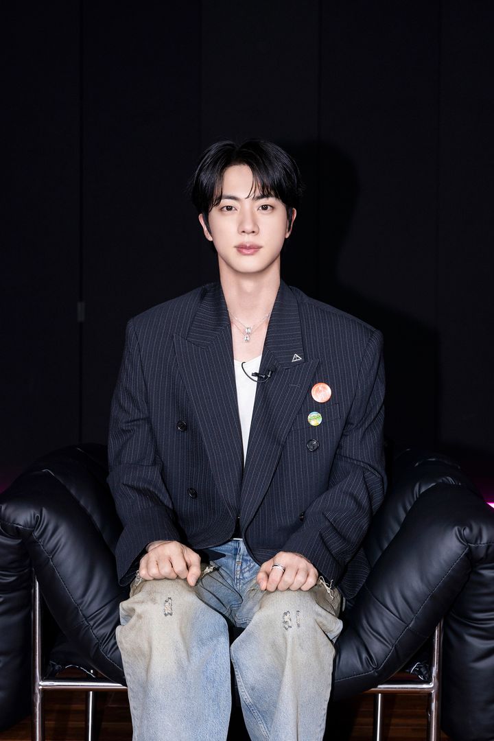 <b>방탄</b>소년단 <b>진</b> "콜드플레이 콘서트 '떼창', 큰 울림…내게도 그런 기회...