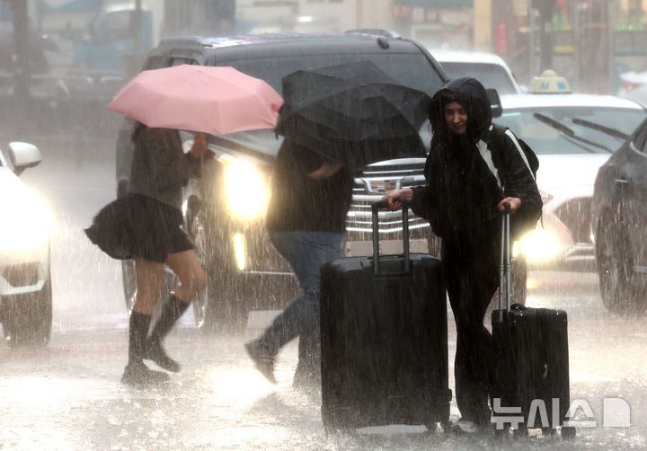 퇴근길 <b>폭우</b> 주의…<b>서울</b>과 경기 일부 지역에 <b>호우주의보</b>(종합)