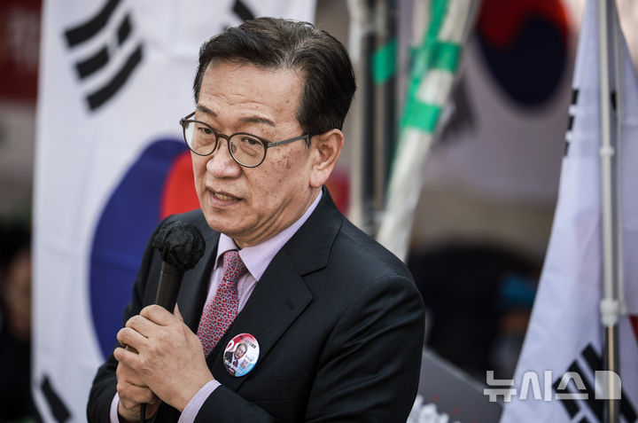 [서울=뉴시스] 정병혁 기자 = 윤석열 대통령 탄핵심판 선고일이 결정된 1일 서울 종로구 헌법재판소 앞에서 열린 윤 대통령 탄핵 반대 기자회견에서 석동현 변호사가 발언하고 있다. 2025.04.01. jhope@ne