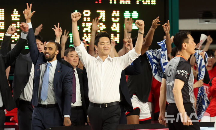 '역싹쓸이 도전' <b>전희철</b> SK <b>감독</b> "초반 트랜지션 중요…정신 차려야"