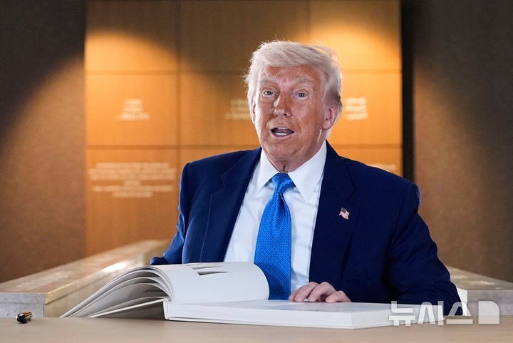 <b>트럼프</b>, 월마트 가격<b>인상</b> 언급에 "<b>관세</b> 핑계로 고객에 전가 안돼"