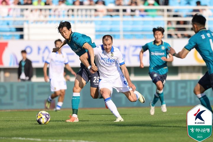 '<b>무고사 10호골</b>' K리그2 선두 인천, 안산 2-0 꺾고 7연승