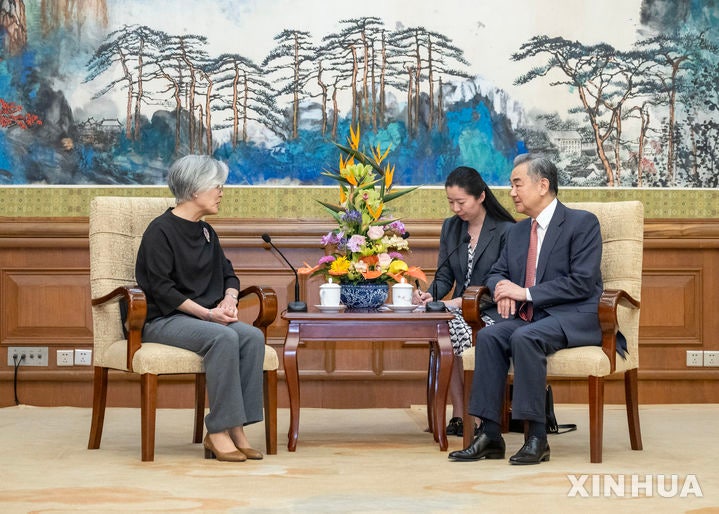 中왕이, <b>강경화</b> 만나 "美가 中 발전 권리 탄압"