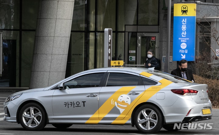<b>카카오T</b> '<b>콜 몰아주기</b>' 270억 과징금 2년여만 <b>취소</b>(종합)