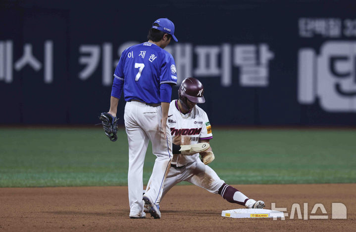 완벽 <b>도루 성공</b>하는 키움 <b>송성문</b>