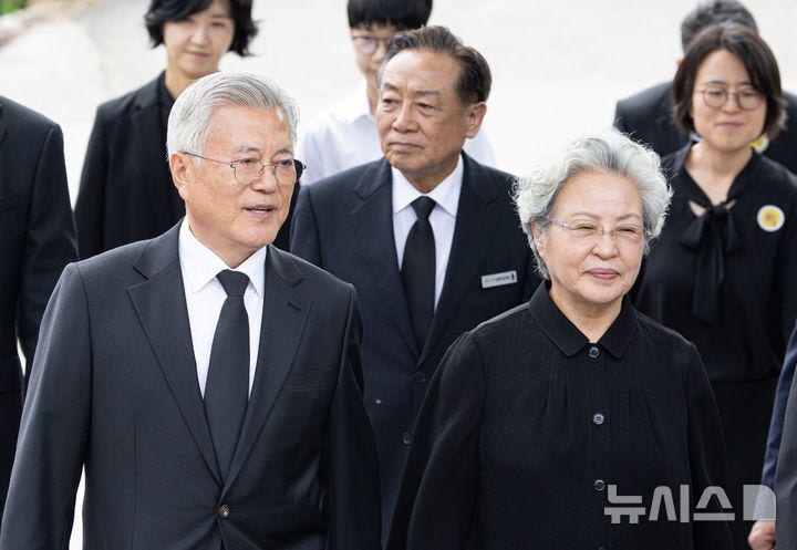 法 "<b>문재인</b>-조현옥 재판 병합 안 해…관련 사건 아냐"