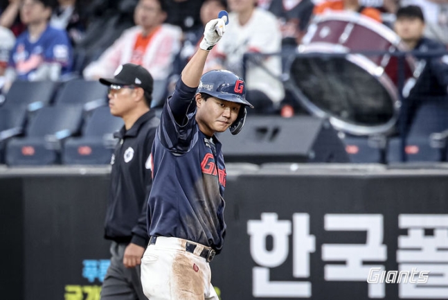 롯데, 한화에 8-6 역전승 거두고 2위 도약…손호영, &apos;5안타&apos; 맹활약