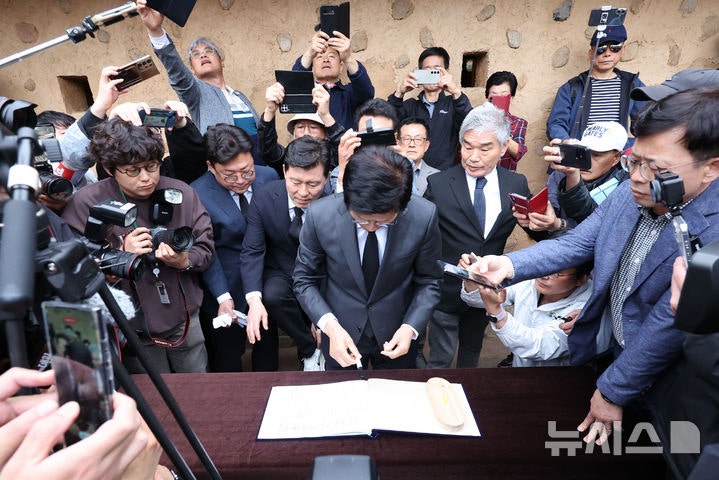 김문수, 박정희 전 대통령 생가 방문…"<b>박근혜 명예</b> 반드시 <b>회복</b>돼야"