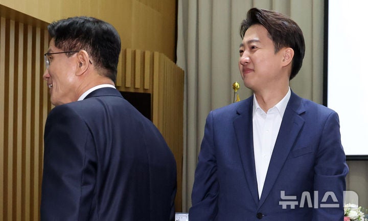 <b>김문수</b>·이준석, 단일화 줄다리기…金 "우리는 한 뿌리" 李 "단일화 관심...