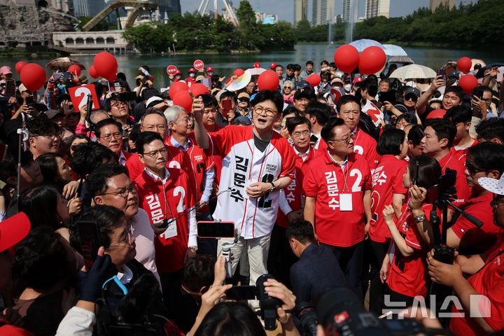 <b>한동훈</b>, 처음으로 '<b>김문수</b>' 이름 적힌 옷 입고 <b>유세</b>…"<b>김문수</b>가 이끄는...