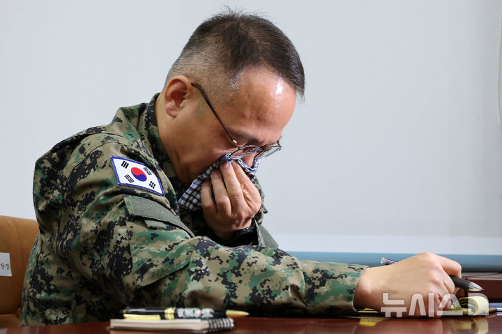 [서울=뉴시스] 12·3 비상계엄 사태 당시 국회에 투입된 제1공수특전여단 이상현 여단장이 지난해 12월 10일 오전 서울 여의도 국회에서 열린 국방위원회의 긴급 현안질의에 출석해 눈물을 닦고 있다. (사진=뉴시스D
