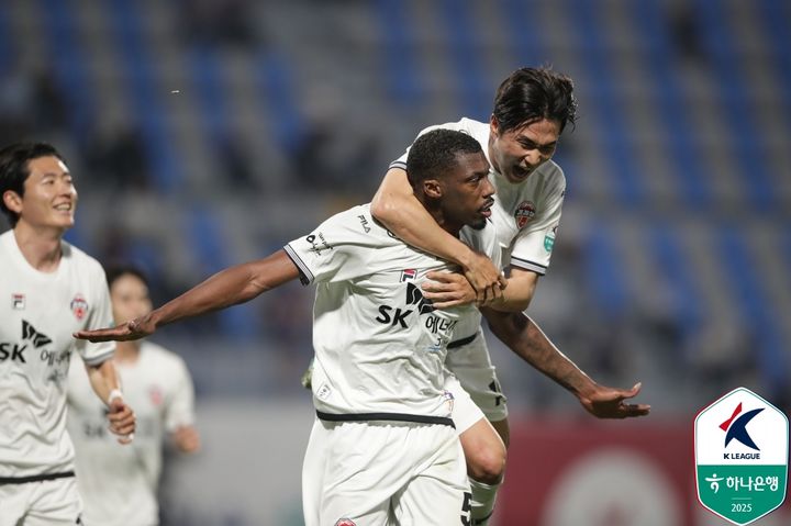 '<b>전진우 11호골 폭발</b>' 전북, 대구 4-0 완파…선두 등극(종합)