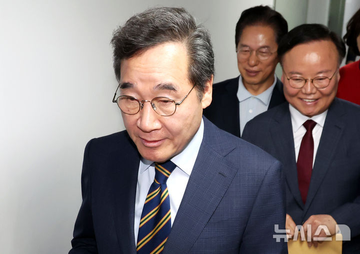 [서울=뉴시스] 조성우 기자 = 이낙연 새미래민주당 상임고문이 27일 오전 서울 여의도 중앙당사에서 김문수 국민의힘 대선후보와 '개헌·공동정부' 합의 관련 기자회견을 마친 뒤 이동하고 있다. 오른쪽은 김재원 김문수 