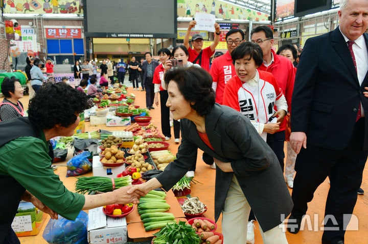 <b>순천</b> 아랫장 찾은 <b>설난영 여사</b> "지지율 올려 면 좀 세워달라"