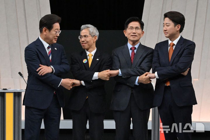 김문수 "李 주변 너무 많이 죽어"…<b>이재명</b> "<b>검찰 강압수사</b> 때문"