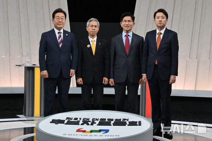 <b>이준석</b> "호텔경제학 방어하려 공산주의자 철학을"…<b>이재명</b> "공산당몰이...