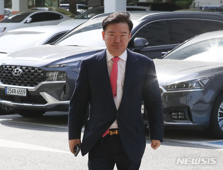 '코로나 <b>격리</b> 이탈' <b>민경욱</b> 전 의원, 벌금형 집유 확정