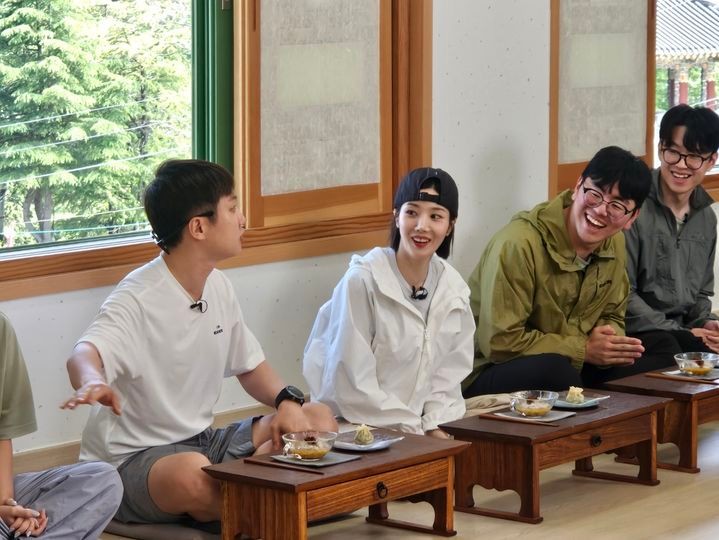 [부산=뉴시스] 유튜버 빠니보틀(왼쪽)과 가수 권은비가 일반인 참가자들과 함께 웹예능 '아이더샬레-부산편'을 촬영하고 있는 모습. (사진=부산관광공사 제공) 2025.05.29. photo@newsis.com *재판