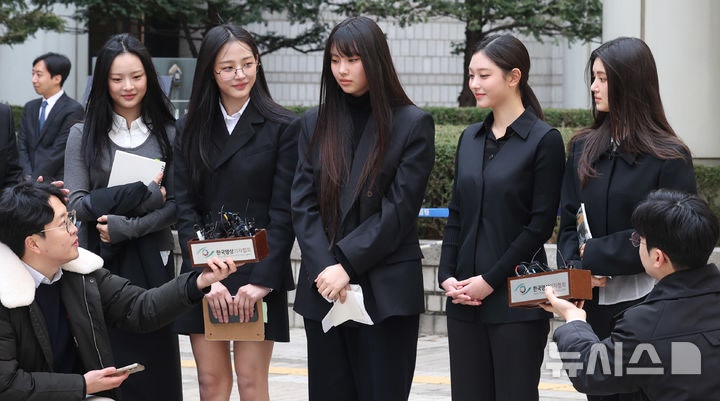 법원 "<b>뉴진스</b>, <b>독자활동</b>시 1인당 10억원씩 어도어에 <b>배상</b>해야"