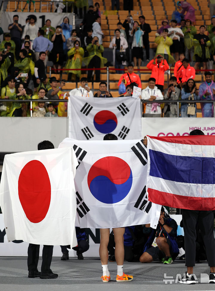 '스마일 점퍼' <b>우상혁</b>, 2m29 넘고 30년 만에 <b>아시아선수권</b> 2연패 [뉴시스...