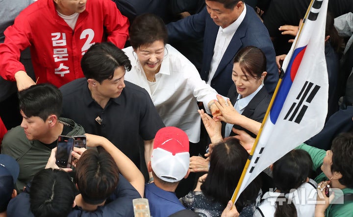 박근혜 전 대통령, 서문시장서 <b>김문수</b> 대선 <b>후보 지원 유세</b>
