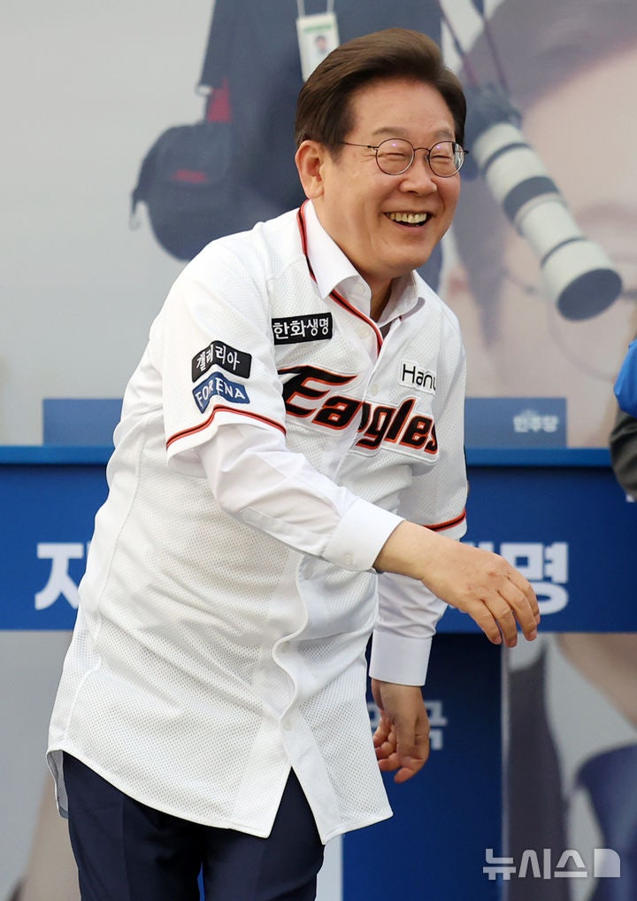 한화 유니폼 입고 <b>투구</b> 동작하는 <b>이재명 후보</b>