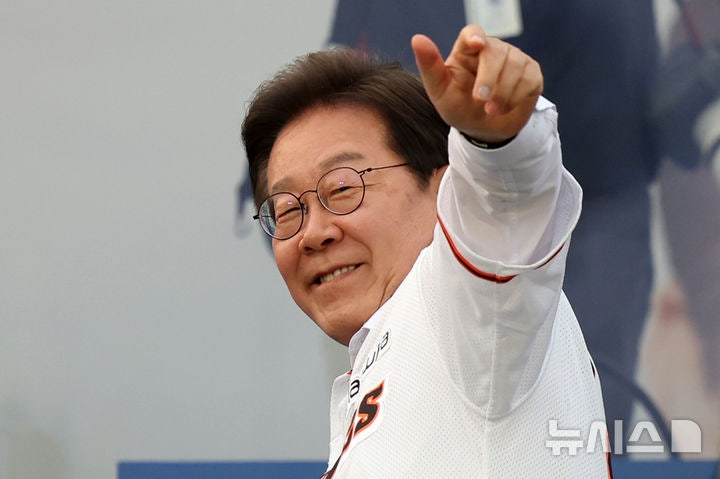 <b>투구</b> 동작하는 <b>이재명 후보</b>